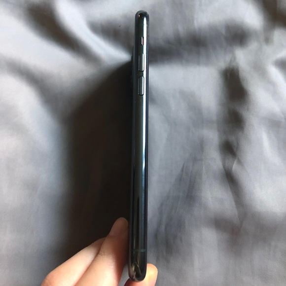 COPY - iPhone 11 Pro 256GB Unlocked will come with luxylemon charging case - Picture 3 of 9